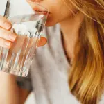 Bere acqua al mattino e a digiuno: quali sono i benefici per il corpo?
