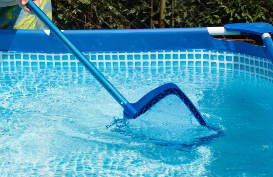 Gli strumenti da utilizzare per la manutenzione di una piscina