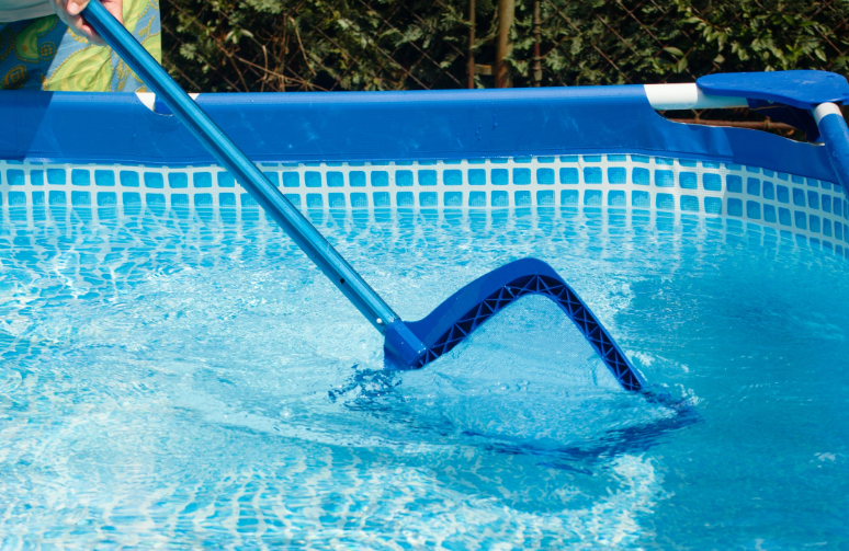 Gli strumenti da utilizzare per la manutenzione di una piscina