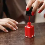 Come far asciugare lo smalto subito: 5 trucchetti furbissimi per l’estate