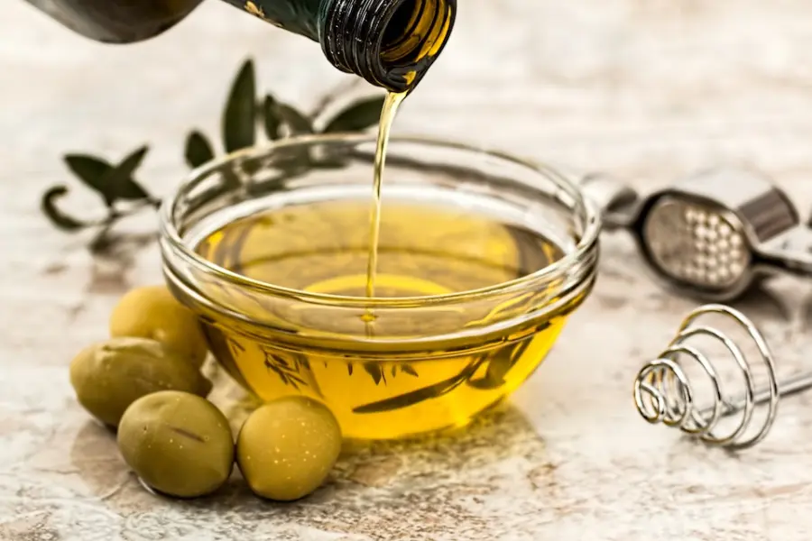 Olio d’oliva: proprietà e benefici per la cura della pelle