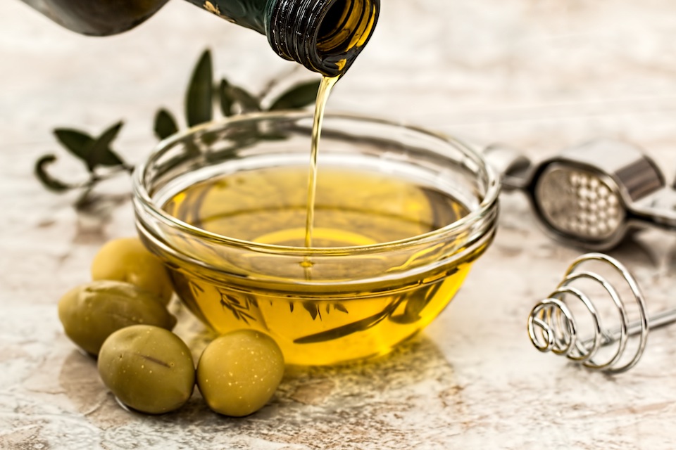 Olio d’oliva: proprietà e benefici per la cura della pelle
